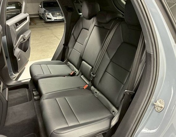 PORSCHE CAYYENE Base grade view 16